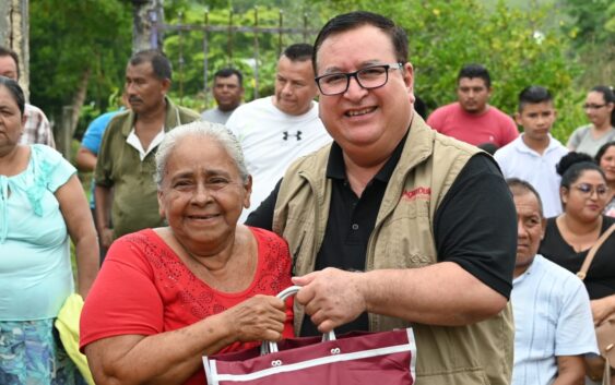 Contribuye el alcalde Noé Castillo a laeconomía de familias del ejido La Arena