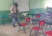 Fumigan instituciones educativas de Cosoleacaque.