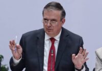 Ebrard se adelanta e impugna proceso de MORENA y demanda su reposición.