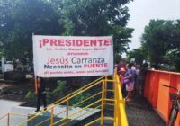 Puente vehicular, piden ciudadanos a AMLO a su paso en el tren por Jesús Carranza