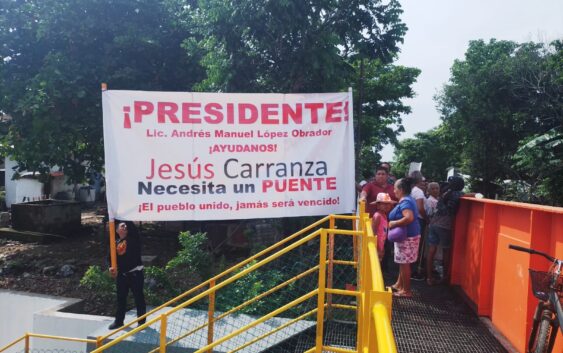 Puente vehicular, piden ciudadanos a AMLO a su paso en el tren por Jesús Carranza