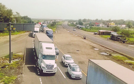 El caos vial continúa diariamente en el tramo de la autopista Cárdenas-Coatzacoalcos