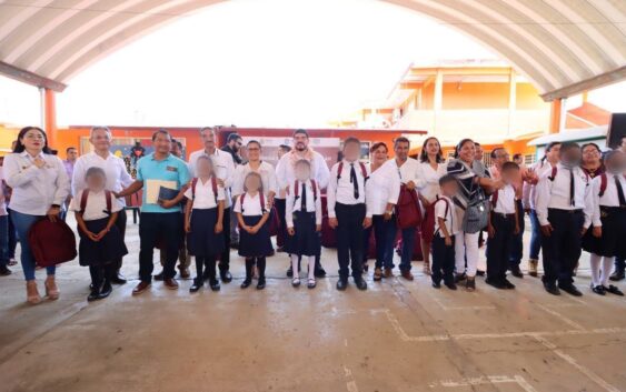 Zenyazen entregó tres mil 160 mochilas y útiles escolares a estudiantes del sureste veracruzano
