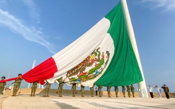 Bandera nacional adorna nuevamente el cielo de Coatzacoalcos