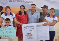 Ponciano Vázquez entrega equipos y material didáctico a las escuelas de Cosoleacaque.