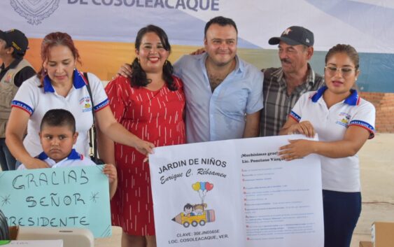 Ponciano Vázquez entrega equipos y material didáctico a las escuelas de Cosoleacaque.