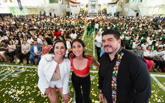 Zenyazen compartió mensaje de superación a más de mil 500 estudiantes en Xalapa