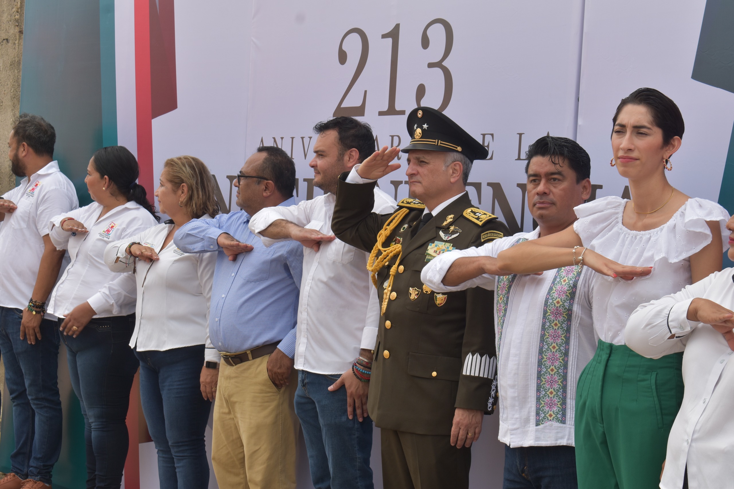 Realizan desfile conmemorativo al 213 Aniversario de la Independencia de México.