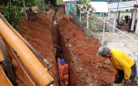 Avanzan trabajos de introducción de agua potable y drenaje del callejón Lázaro Cárdenas.