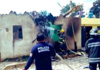 Mueren todos los tripulantes de una avioneta que se desplomó sobre una casa en Puebla