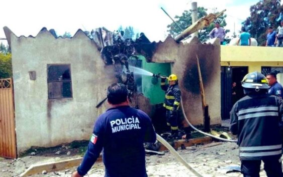 Mueren todos los tripulantes de una avioneta que se desplomó sobre una casa en Puebla
