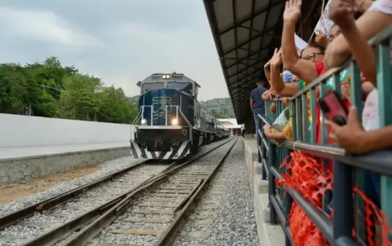 Encabeza AMLO recorrido de prueba del Tren Interoceánico de pasajeros