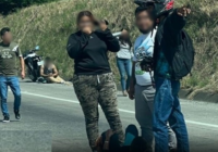 Choque entre un camión y motocicleta, en la autopista Córdoba-Veracruz