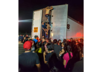 Hallan a 350 migrantes hacinados y deshidratados en un tráiler que circulaba por Veracruz