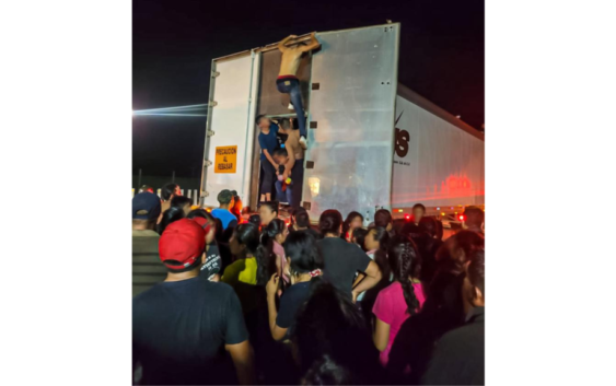 Hallan a 350 migrantes hacinados y deshidratados en un tráiler que circulaba por Veracruz