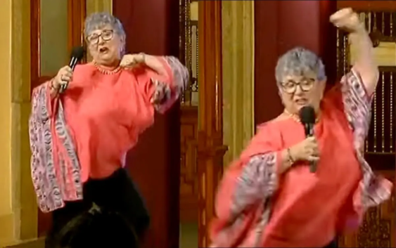 Maestra baila durante conferencia sobre libros de texto en Palacio Nacional