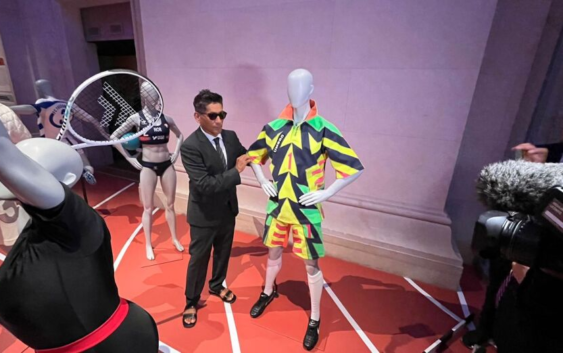 Jorge Campos recibe homenaje en Museo de las Artes en París; exhiben colorido uniforme