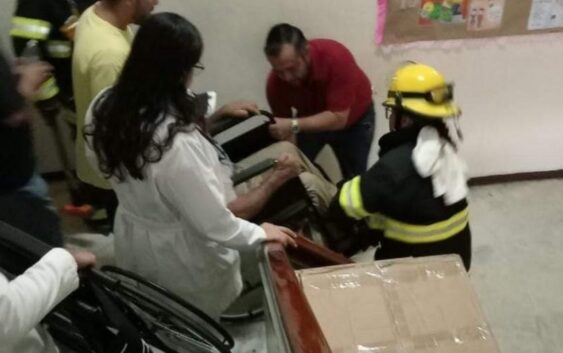 Cuatro personas quedan atrapadas durante dos horas en elevador del IMSS en Veracruz