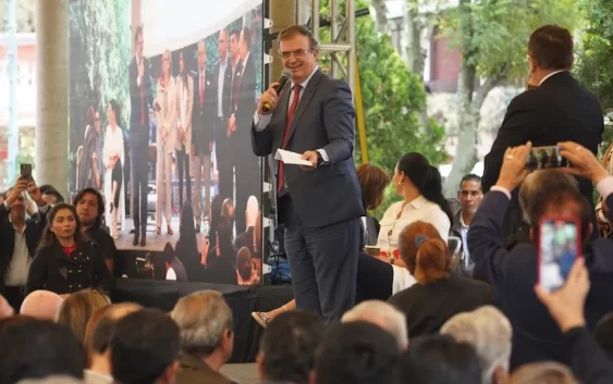 Ebrard lanza agrupación