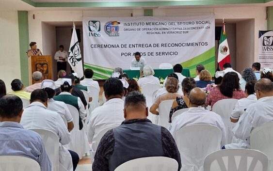 Entrega IMSS Veracruz Sur reconocimientospor 25, 30 y 35 años de servicio