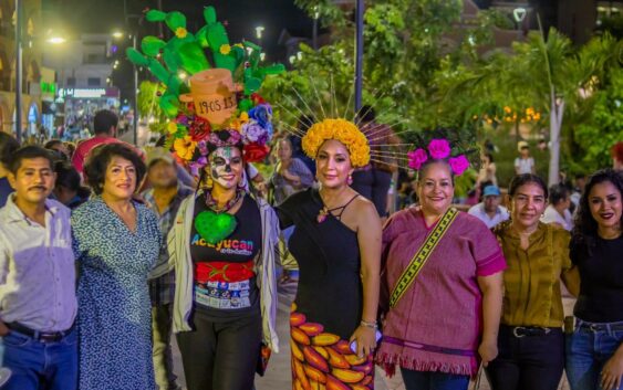 Algarabía en el desfile de catrinas y catrines 2023 en Acayucan