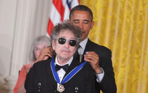 El músico estadounidense Bob Dylan gana el Premio Nobel de Literatura 2016