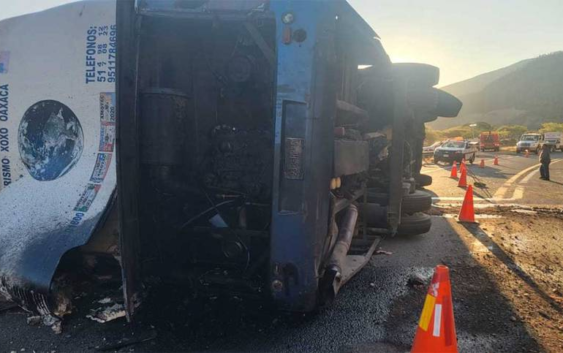 Vuelca autobús en carretera Oaxaca-Cuacnopalan; hay al menos 18 migrantes muertos