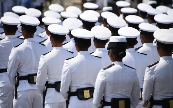 La Marina se deshace de cadetes a punto de graduarse
