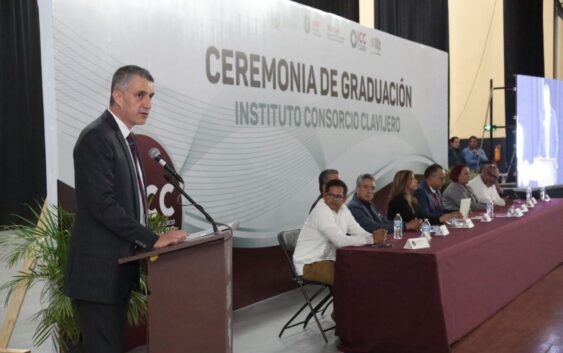 Encargado de despacho de la SEV entrega títulos y diplomas a egresados del Instituto Consorcio Clavijero