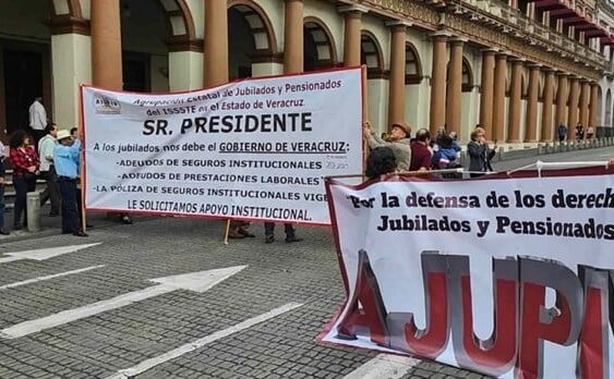 Jubilados responsabilizan a Cuitláhuac por pérdida de 60 años de seguridad social en Veracruz