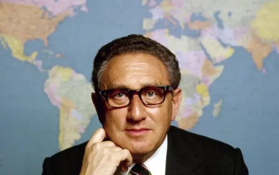 Una postal de Joan Rega, …’Los obituarios de Kissinger han sido no malos sino pésimos’.