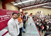 Zenyazen Escobar acompaña a Rocío Nahle García en asamblea informativa en Chicontepec