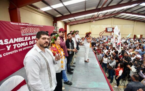 Zenyazen Escobar acompaña a Rocío Nahle García en asamblea informativa en Chicontepec