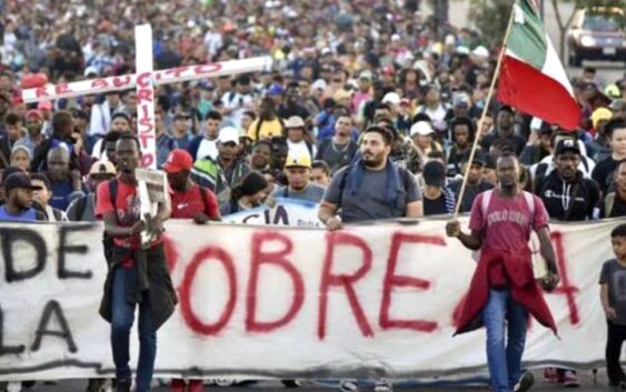 Miles de migrantes salen en caravana hacia EU desde Tapachula en la víspera de visita de enviados de Biden