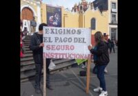 Beneficiarios de docentes fallecidos se plantan frente a palacio de gobierno en demanda del pago de seguros de vida institucionales