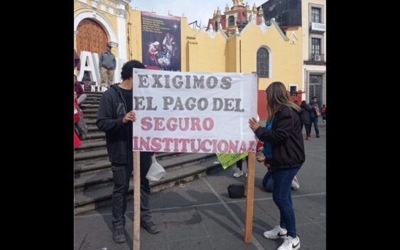 Beneficiarios de docentes fallecidos se plantan frente a palacio de gobierno en demanda del pago de seguros de vida institucionales