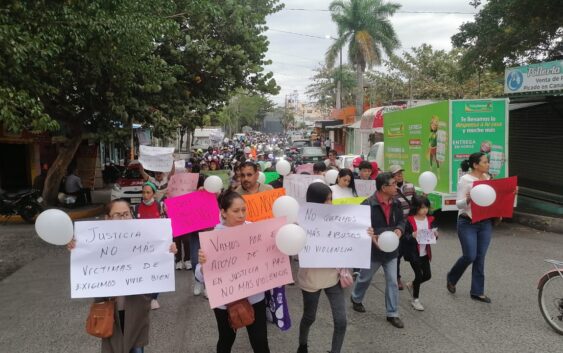 Cansados de los atropellos de la Fuerza Civil en Cardel, marcha la ciudadanía de forma pacífica.