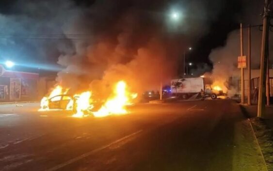 Villahermosa bajo fuego y plomo, vehículos incendiados y motín en el CRESET anoche