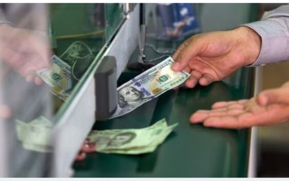 Superpeso vuelve a romper el piso de 17 unidades por dólar; marca 16.98 este viernes