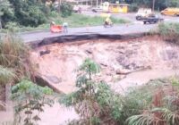 Un enorme socavón se generó sobre la carretera Transístmica Cosoleacaque – Jáltipan, en el sur de Veracruz, durante este miércoles 6 de diciembre.