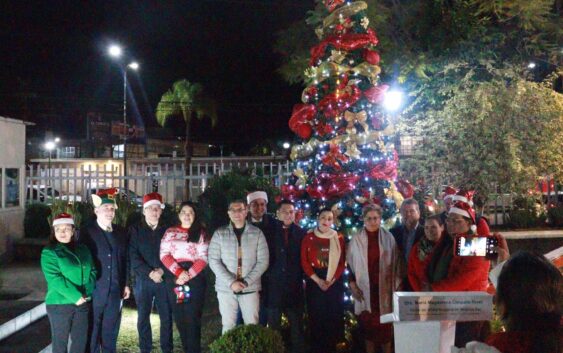 Realiza IMSS Veracruz Sur encendidodel árbol navideño