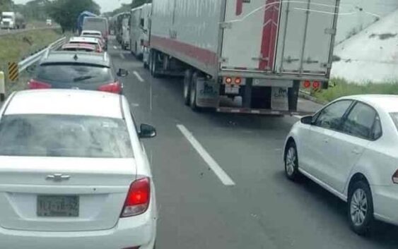 Capufe reporta fila de 15 kilómetros en autopista La Tinaja-Isla