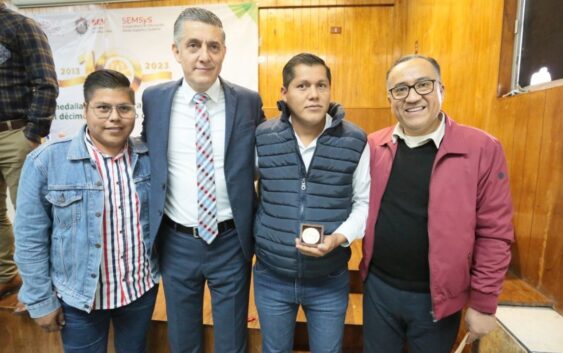 Entrega SEV medallas conmemorativas a personal docente y administrativo de TEBACOM