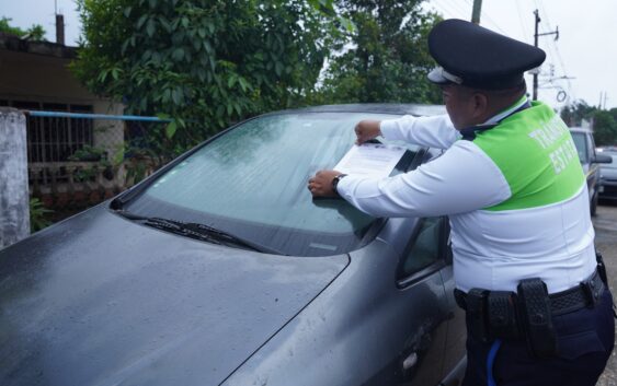 Ayuntamiento de Cosoleacaque y Tránsito entregan notificaciones para retirar vehículos macetas