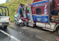 Pierden la vida 3 hombres y una mujer en accidente carretero, en Vega de Alatorre