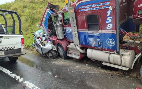 Pierden la vida 3 hombres y una mujer en accidente carretero, en Vega de Alatorre