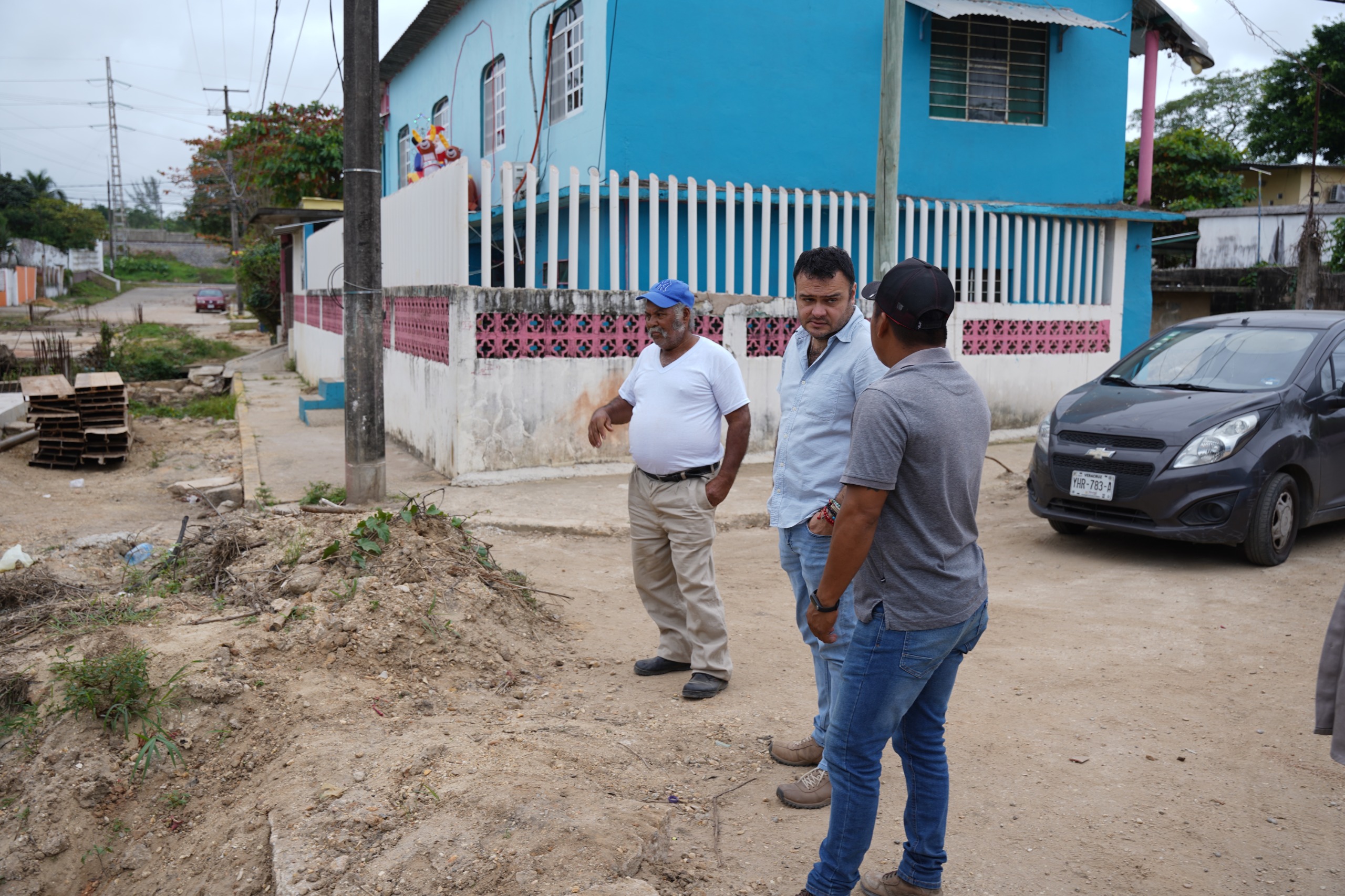 Alcalde de Cosoleacaque supervisa obras en proceso de construcción