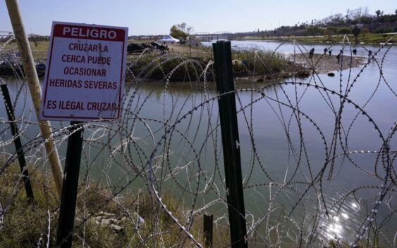 Tribunal Supremo de EU avala retirar alambre de púas que Texas colocó en la frontera con México