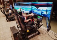 Incursiona Dolores Hernández en el Gaming y prueba la tecnología de Neo Racing Simulators