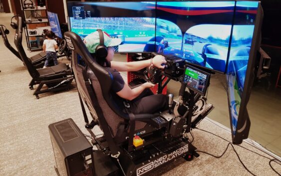 Incursiona Dolores Hernández en el Gaming y prueba la tecnología de Neo Racing Simulators
